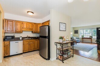 608 Springbrook Cir in Portsmouth, NH - Building Photo - Building Photo
