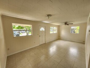 1059 Lillian St in Venice, FL - Foto de edificio - Building Photo