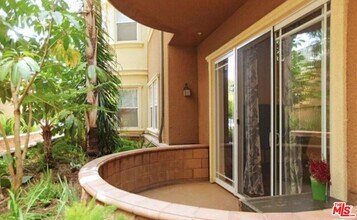 917 S New Hampshire Ave in Los Angeles, CA - Building Photo - Building Photo