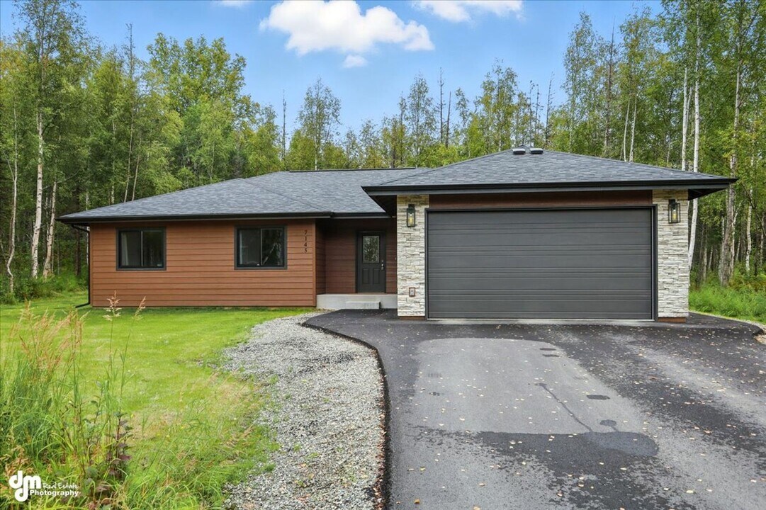 7145 N Paw St in Wasilla, AK - Building Photo