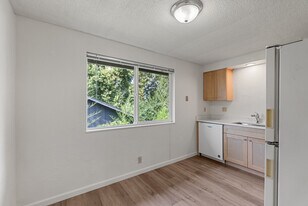 141 16th St, Unit #5 in Springfield, OR - Building Photo