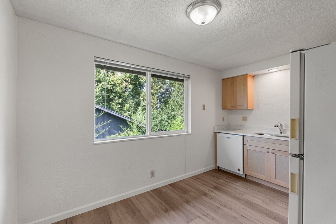 141 16th St, Unit #5 in Springfield, OR - Building Photo