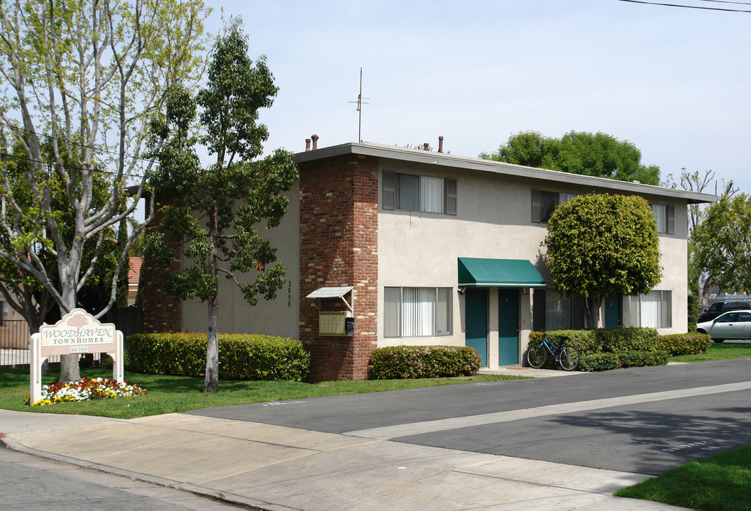 2048-2050 Wallace Ave in Costa Mesa, CA - Building Photo