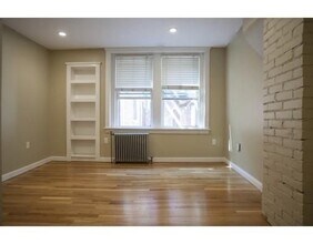 29 Grove St, Unit 1 in Boston, MA - Foto de edificio - Building Photo