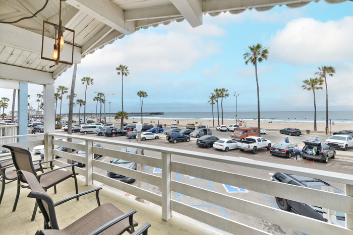 2212 W Oceanfront in Newport Beach, CA - Building Photo