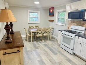 66 Seaman Neck Rd in Dix Hills, NY - Building Photo - Building Photo