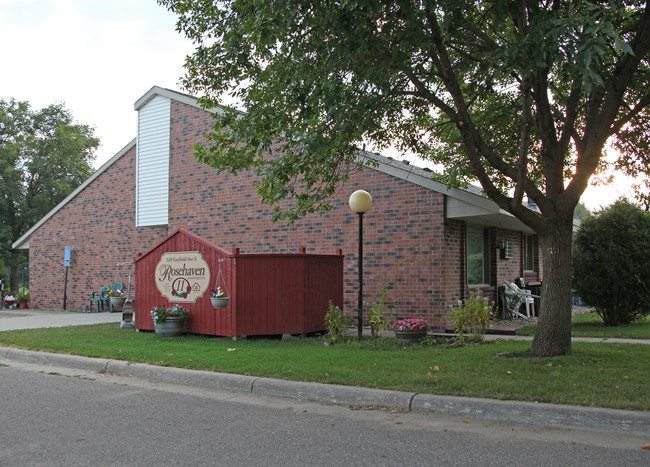 Rosehaven Apartments II in Montrose, MN - Foto de edificio - Building Photo