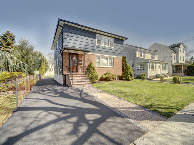 29 Fitzherbert St in Bloomfield, NJ - Building Photo - Building Photo
