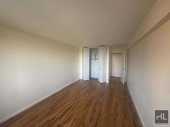 GRAND CENTRAL PARKWAY in Queens, NY - Building Photo - Building Photo