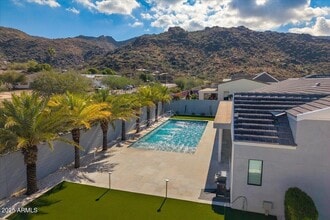 9407 S 13th Way in Phoenix, AZ - Foto de edificio - Building Photo