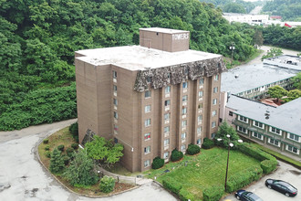 Della Plaza in North Versailles, PA - Foto de edificio - Primary Photo