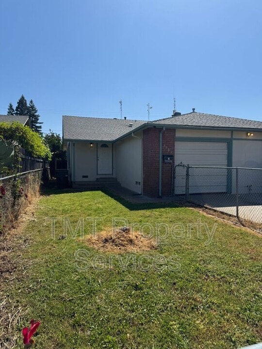 3705 Moonbeam Dr in Sacramento, CA - Building Photo