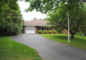 2395 Sunnyslope Dr in Pottstown, PA - Building Photo