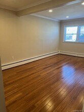 570 S 14th St in Lindenhurst, NY - Foto de edificio - Building Photo
