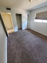 521 N Decatur Blvd in Las Vegas, NV - Foto de edificio - Building Photo