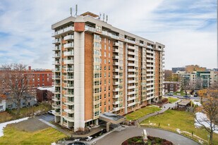 Le Sans Soucy in St-Lambert, QC - Building Photo