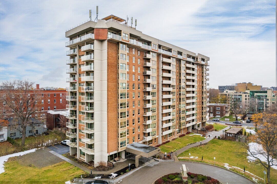 Le Sans Soucy in St-Lambert, QC - Building Photo