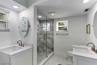 10842 Vanderbilt Dr in Naples, FL - Building Photo - Building Photo