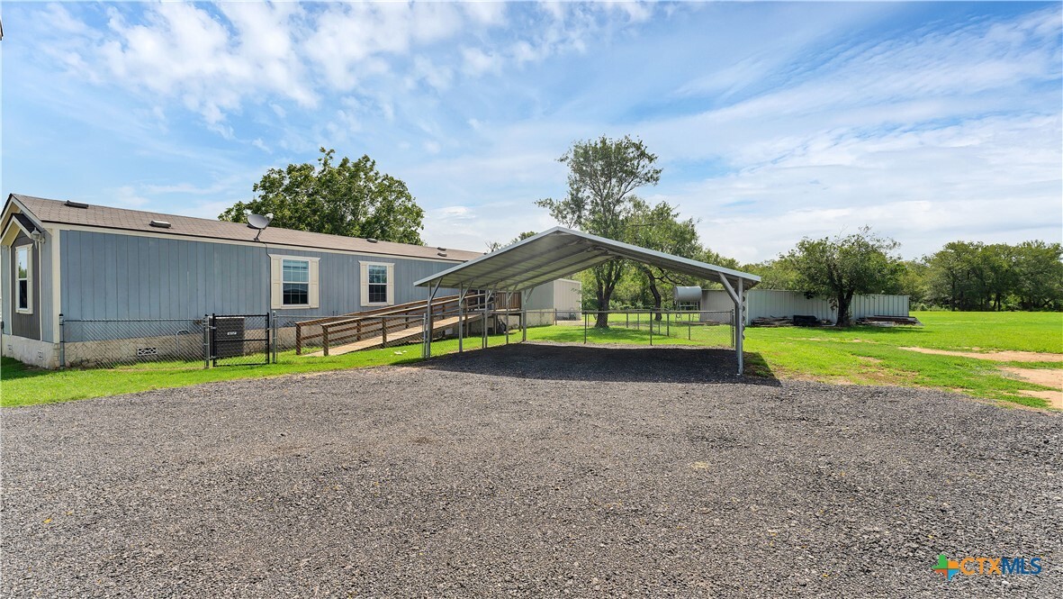 865 Pleasant Acres Dr in Seguin, TX - Foto de edificio