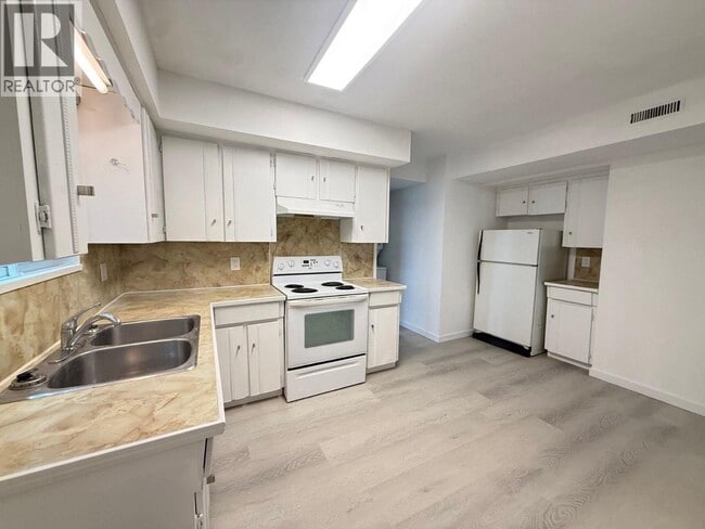 property at 2875 Lakewood Dr