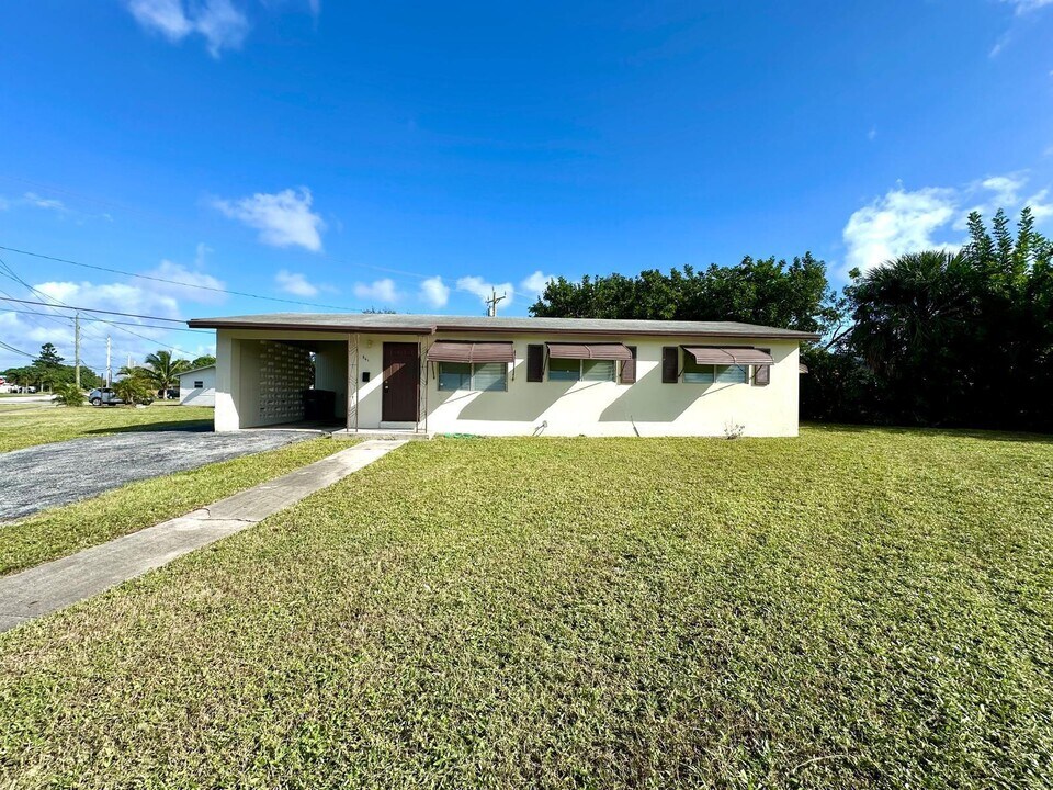 861 W Ilex Dr in West Palm Beach, FL - Building Photo