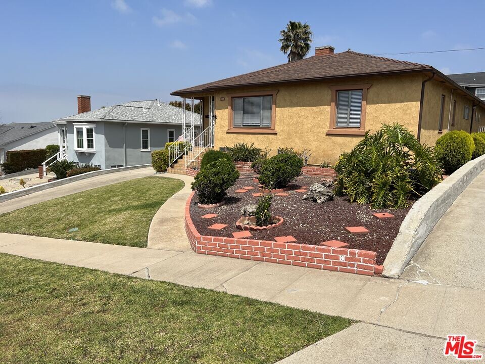 12315 Stanwood Dr in Los Angeles, CA - Building Photo