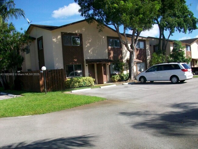 6611 Winfield Blvd in Margate, FL - Building Photo - Building Photo