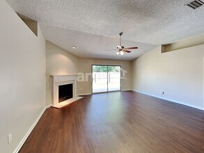 7018 Shady Pine St W in Jacksonville, FL - Foto de edificio - Building Photo