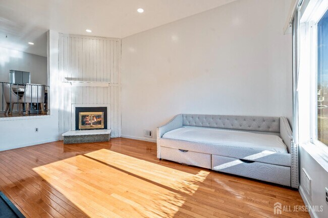 424 Middlewood Rd in Middletown, NJ - Building Photo - Building Photo