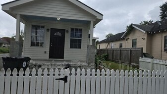 8637 Belfast St in New Orleans, LA - Building Photo