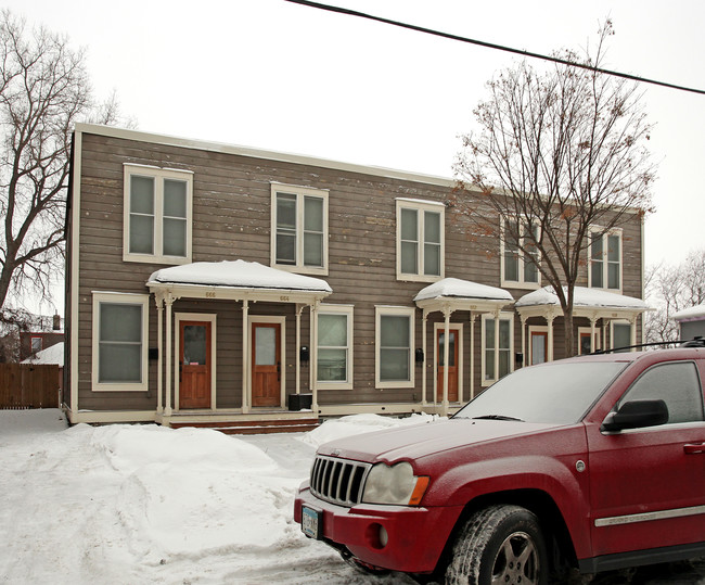 658 4th St E in St. Paul, MN - Foto de edificio - Building Photo