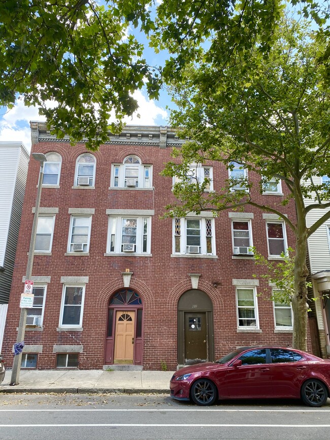 211 Chelsea St, Unit 1 in Boston, MA - Building Photo - Building Photo