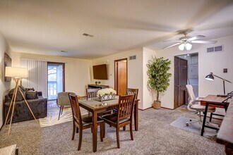 3914 S Tara Hill Dr in Greenfield, WI - Building Photo - Building Photo