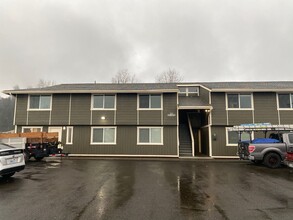 Large Top floor 2 Bed 1.5 Bath Apartment i in Pacific, WA - Building Photo - Building Photo