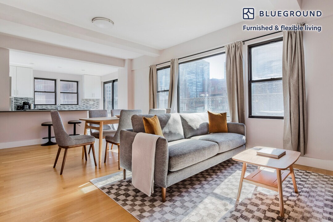 320 E 52nd St in New York, NY - Building Photo