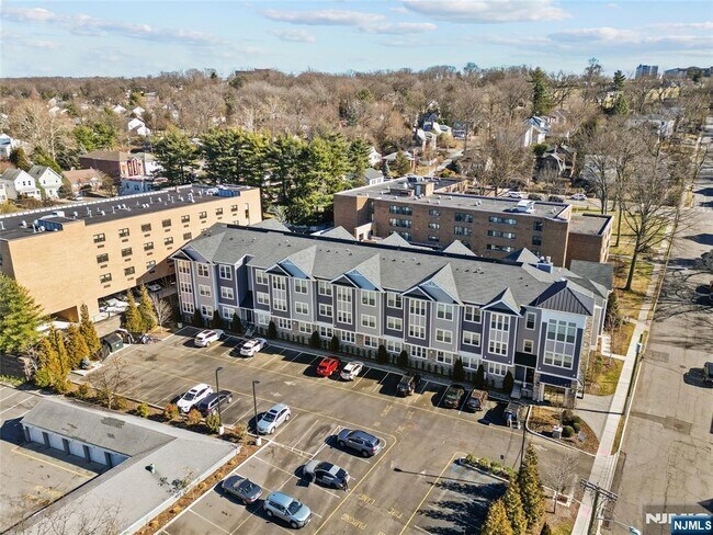 313 Woodland Pl in Leonia, NJ - Foto de edificio - Building Photo
