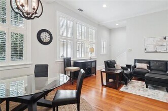 7014 St Charles Ave, Unit J in New Orleans, LA - Foto de edificio - Building Photo