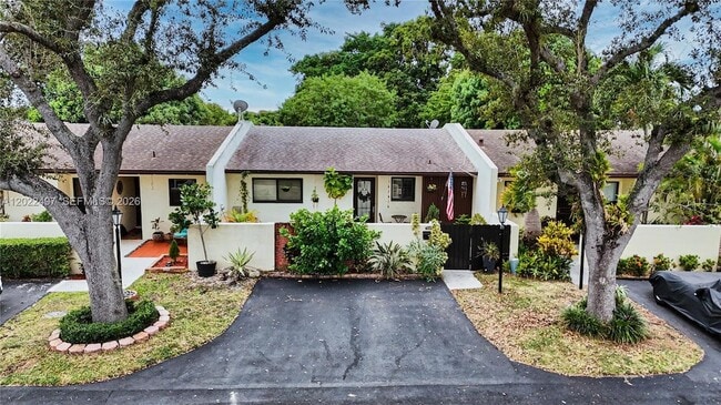 property at 13932 Kendale Lakes Dr