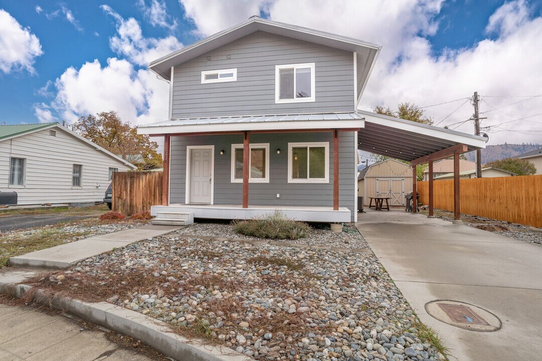 113 Perry St in Cashmere, WA - Building Photo