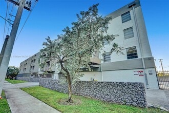 1595 NE 135th St in North Miami, FL - Building Photo - Building Photo