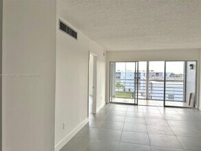 7980 N French Dr in Pembroke Pines, FL - Building Photo - Building Photo
