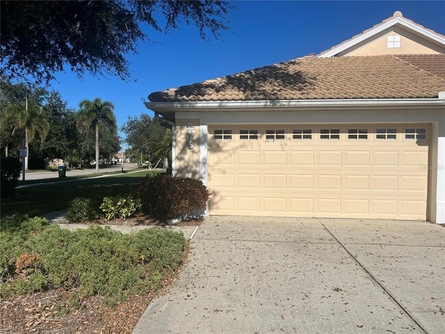 4665 Whispering Oaks Dr in North Port, FL - Building Photo - Building Photo