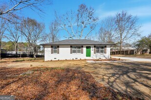 127 Perry St in Loganville, GA - Building Photo