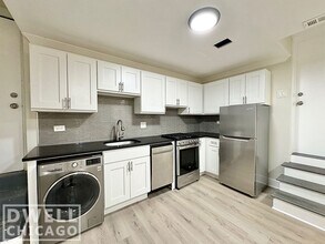 730 W Roscoe St, Unit S in Chicago, IL - Building Photo - Building Photo