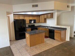 3250 W Greenway Rd in Phoenix, AZ - Building Photo - Building Photo
