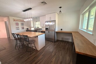 809 NW 9th St in Grand Prairie, TX - Foto de edificio - Building Photo