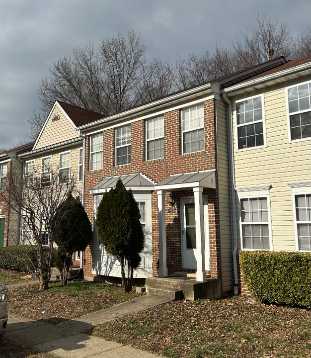 8908 Royal Astor Way in Fairfax, VA - Building Photo