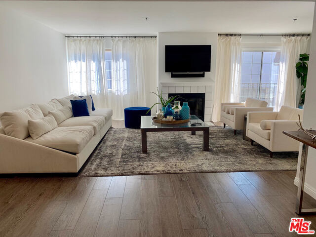 11734 Montana Ave-Unit -407 in Los Angeles, CA - Building Photo - Building Photo