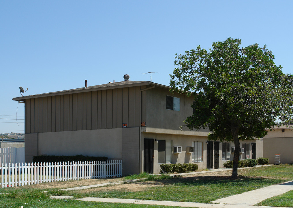 939 N Vicentia Ave in Corona, CA - Building Photo