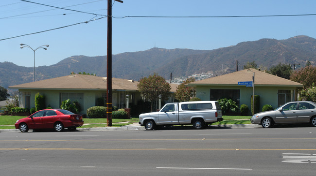 2120 Montrose Ave in Montrose, CA - Foto de edificio - Building Photo